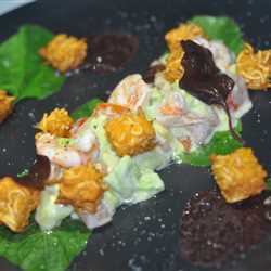 Salad Udang & Alpukat dengan Indomie Croutons